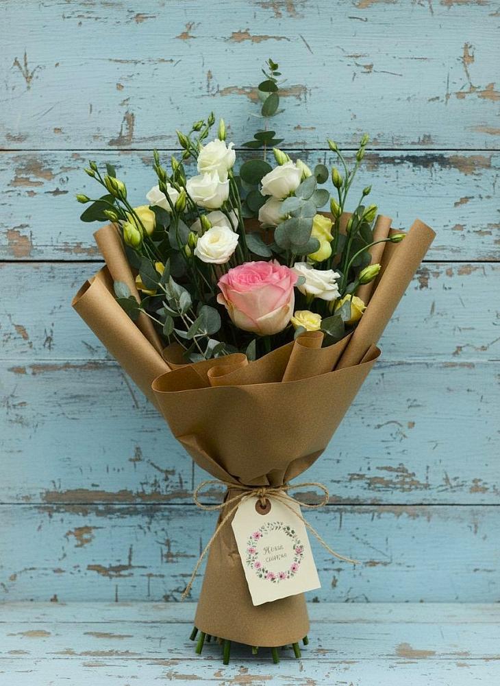 Букет цветов из: Розы и Лизиантусы в Павлоградке