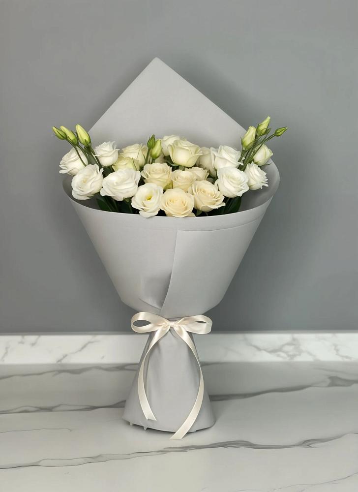 Букет цветов из: Розы и Лизиантусы в Павлоградке