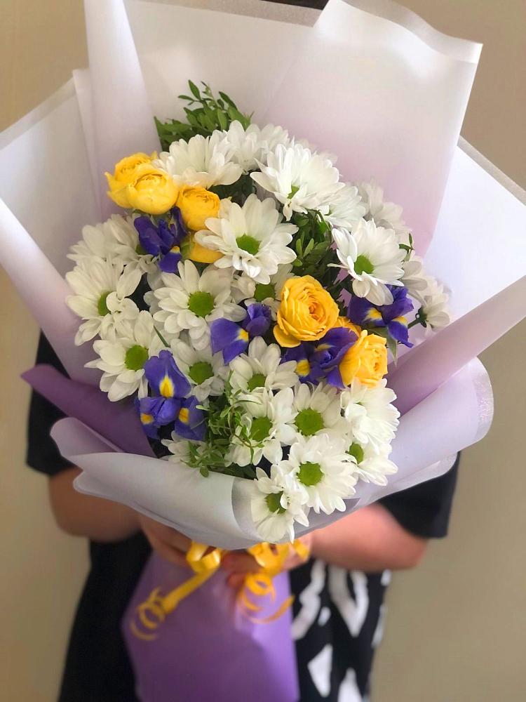 Букет цветов из: Ирисы, Хризантемы и Розы в Павлоградке
