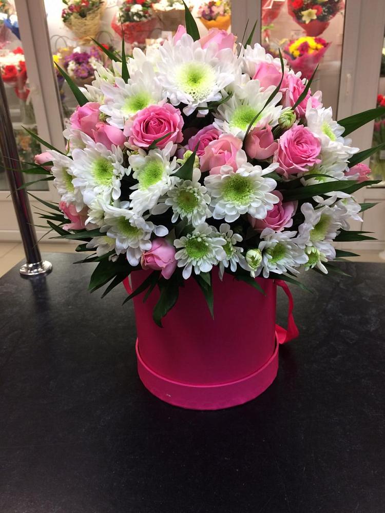 Цветочная композиция из Розы и Хризантемы в шляпной коробке в Павлоградке